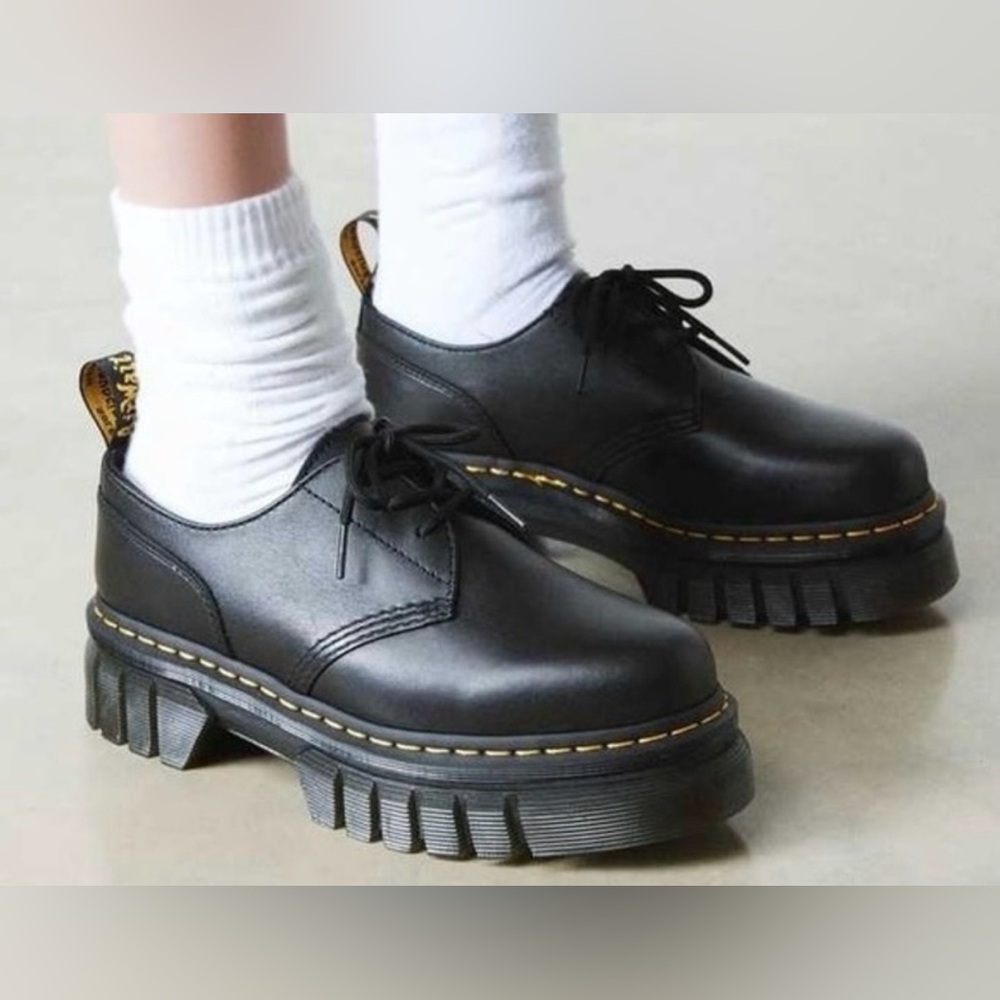 Dr. Martens Women's Audrick 8-Eye Quilted Black Leather Oxford Shoes Size 9